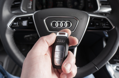 Bezkontaktní dálkový klíč Audi